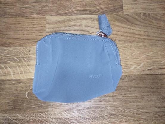 Foto des Täschchens, das noch zusammengedrückt ist, da unbenutzt.