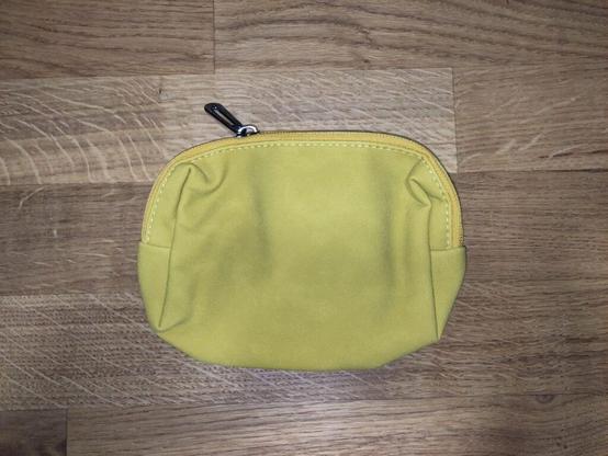 Foto des Täschchens, das noch zusammengedrückt ist, da unbenutzt.