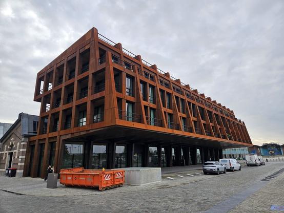 housing block with very high ground floor