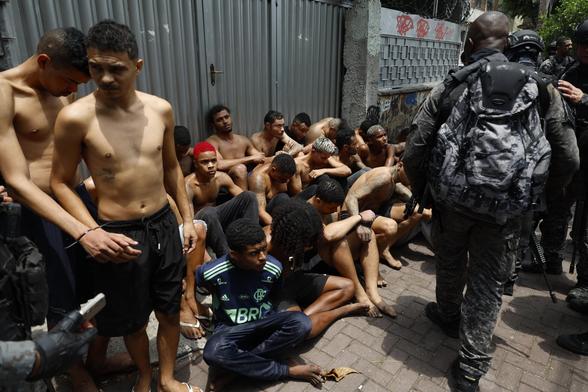Personas detenidas tras un operativo policiaco en Río de Janeiro, este martes.