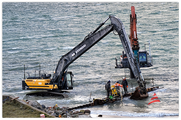 Schweres Gerät im Wasser zum Buhnenbau