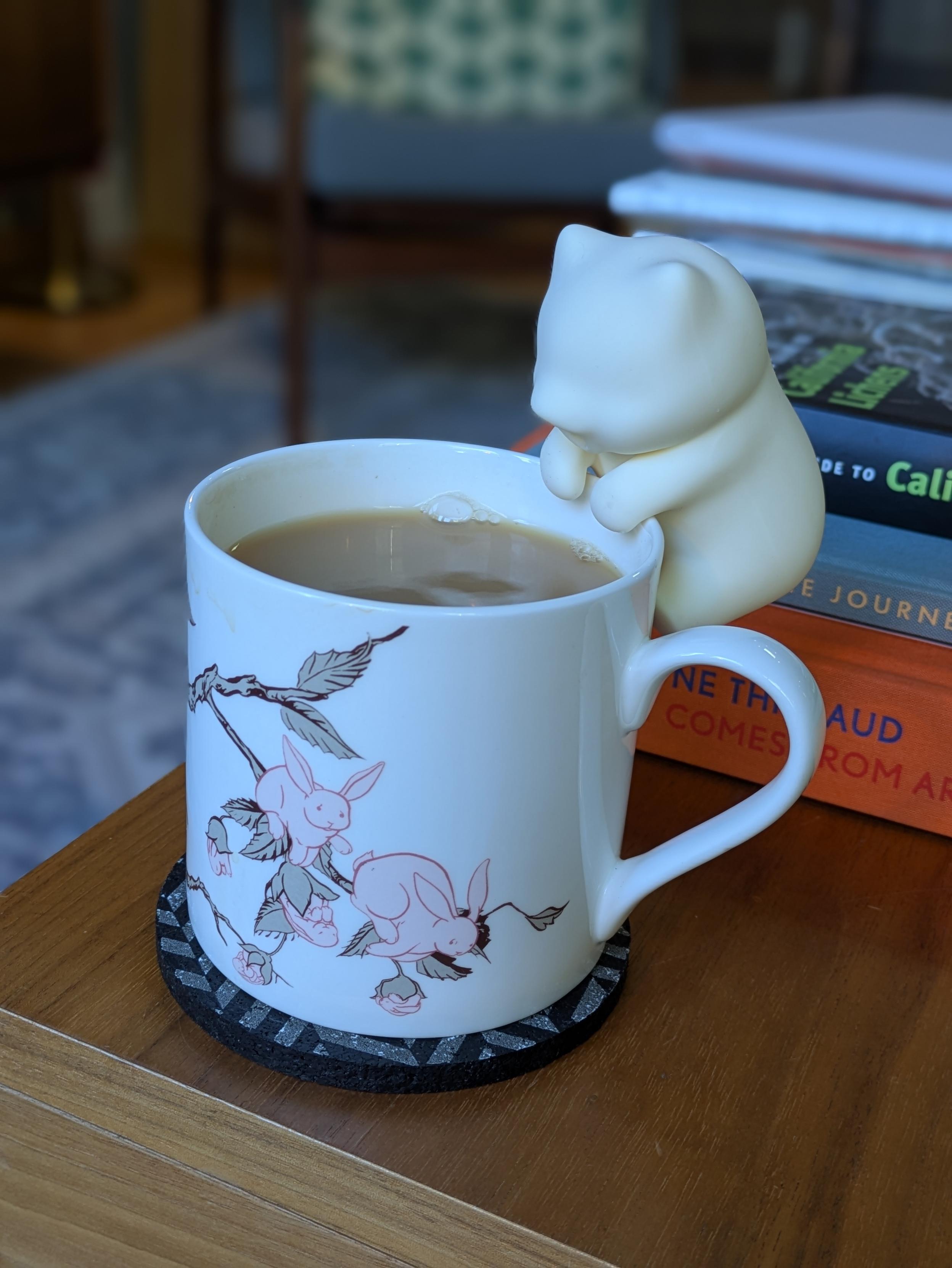 Battery operated silicon cat that blows air and sits in the lip of a cup or bowl. A nekojita FuFu by Yukai Engineering