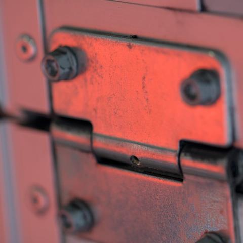Scharnier an einem Tor einer Fahrzeughalle
