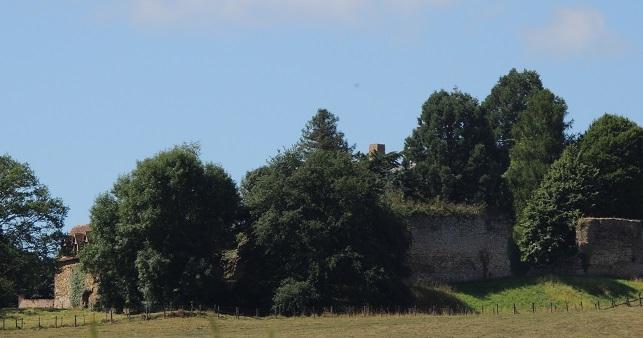 Château du Vieux-Lavardin à #MézièressousLavardin (#Sarthe) Site fortifié dès le XIIe siècle, composé de trois mottes successives et d'une courtine polygonale. Château fort construit au XIIe ou XIIIe siècle et ...
Suite 👉 https://monumentum.fr/monument-historique/pa00135560/mezieres-sous-lavardin-chateau-du-vieux-lavardin
#Patrimoine #MonumentHistorique
Photo CC-BY-SA 4.0 : Grefeuille