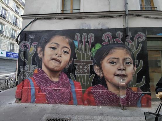 portraits de deux petites filles aux vêtements rouges, aux yeux noirs