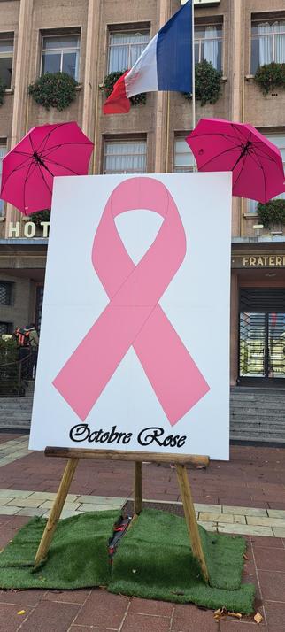 Visuel ruban rose Devant la mairie de Poissy