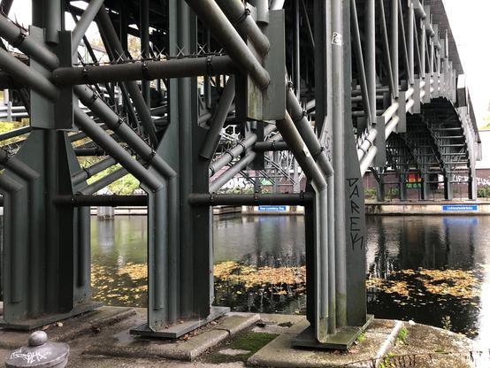 Unter der Brücke.. Mehrere Brückenpfeiler nebeneinander.