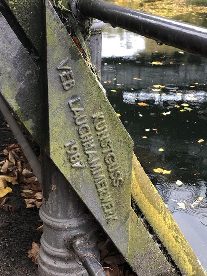 Seitlich ein Eisenschild mit Text:Kunstguss VEB Lauchhammerwerk 1987