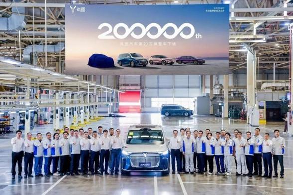 <p>中国の新エネルギー車（NEV）メーカー「嵐図汽車（VOYAH）」が10月2日、香港取引所に上場申請した。同社は中国国有自動車大手の東風汽車集団（Dongfeng Mortor Group）傘下のNEVブランドで、価格帯は20万～50万元（420～1100万円）。SUV（スポーツ用多目的車）、MPV（ミニバン型多目的車）、セダンの3タイプを展開している。</p>
<p>嵐図汽車はここ数年で急成長している。初代モデル「嵐図FREE」の納車が始まったのは2021年8月。そこから3年足らずの24年4月には10万台目が、25年4月には20万台目がラインオフした。</p>
<p>新車販売台数は、22年が1万9409台、23年が5万285台、24年が8万116台、25年1～7月が6万6680台と推移し、複合年間成長率（CAGR）は100％を超えている。売上高は、22年の60億5000万元（約1300億円）から24年の193億6000万元（約4100億円）に拡大し、CAGRは78.9％に達した。25年も勢いは止まらず、1〜7月の売上高は前年同期比90.2％増の157億8000万元（約3300億円）となっている。</p>
<p><img alt="" class="aligncenter wp-image-441295 size-full" height="720" src="https://36krjp-1316517779.cos.ap-tokyo.myqcloud.com/uploads/2025/10/20251028221201v2_e34219cfb53b43f88d45eee5179ac044@000000_oswg103979oswg1080oswg720_img_000925.jpeg" width="1080" /></p>
<p>2024年10～12月期に黒字転換を果たし、25年1〜7月も黒字を維持している。中国コンサルティング大手の灼識諮詢（CIC）によると、嵐図汽車は業界最速で四半期黒字と営業キャッシュフローのプラス転換を実現したNEVメーカーだという。</p>
<p>＊1元＝約21円で計算しています。</p>
<p>（36Kr Japan編集部・茶谷弥生）</p>