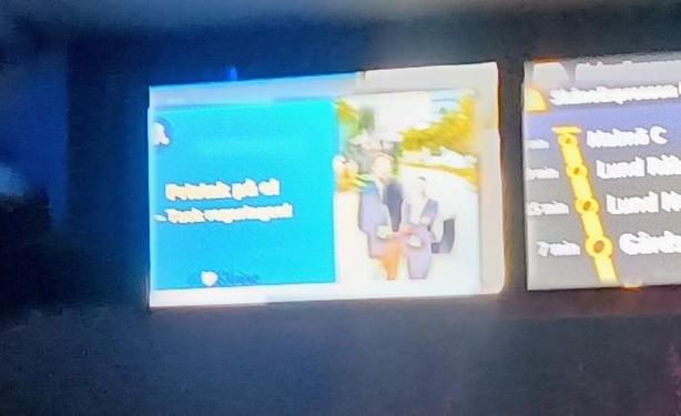 suddig bild på en bildskärm med politisk reklam