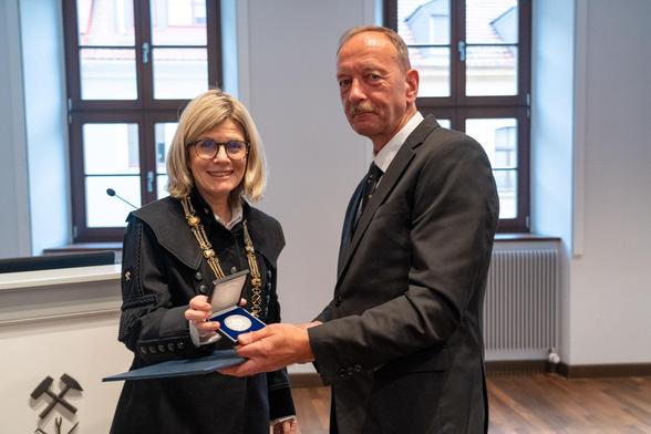 Prof. Drebenstedt bei der Verleihung der Unimedaille durch TU-Rektorin Prof. Jutta Emes. Foto: A. Hiekel
