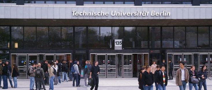 Das Bild zeigt das Eingangsportal der Technischen Universität Berlin in der Straße des 17. Juni 135 mit ca. 20 Personen davor. In dem Gebäude wird der Workshop stattfinden.