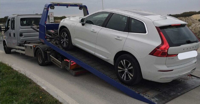 La Volvo explose la limitation de vitesse devant les gendarmes en pleine journée, entre Marennes et Saintes.
