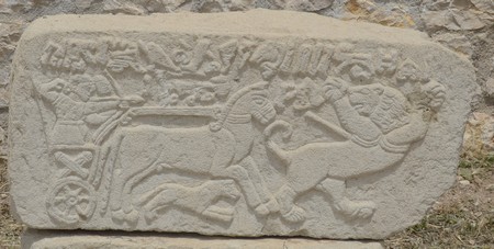 Orthostaat uit Arslantepe: een Bronstijdgebruik van de strijdwagen in de IJzertijd.