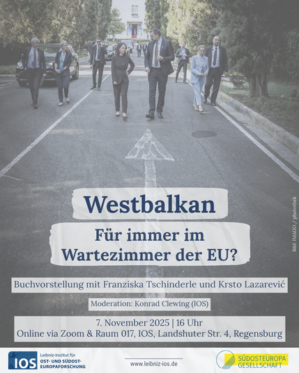 Onlinebanner mit Foto. Das Bild vom Oktober 2023 zeigt die damalige Außenministerin Annalena Baerbock bei einem am Treffen der Außenminister*innen des Berliner Prozesses zum Westlichen Balkan in Tirana, Albanien, im Gespräch mit dem Außenminister von Bosnien und Herzegowina, Elmedin Konakovic. Beide gehen auf einer Straße, auf der ein Markierungspfeil in die Gegenrichtung weist. Zum Bild steht der Text: Westbalkan. Für immer im Wartezimmer der EU? Buchvorstellung mit Franziska Tschinderle und und Krsto Lazarević, Moderation: Konrad Clewing (IOS). 7.11.2025, 16:00 Uhr. Hybrid: IOS (Raum 017), Landshuter Str. 4, Regensburg, und online via Zoom.