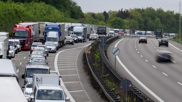 Autos stauen sich auf der Autobahn A8 bei Pforzheim-Ost. Weil bei einem Lkw der Tank gerissen ist, muss ist die Strecke in Richtung Stuttgart aktuell gesperrt. (Foto: dpa Bildfunk, picture alliance / Sebastian Gollnow/dpa | Sebastian Gollnow)