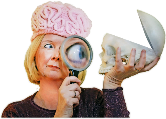 Pe Krieger mit Strickhirn schaut mit Lupe, in der ein riesen Auge zu sehen ist, in einen Knochenschädel, der eine Klappe geöffnet hat.