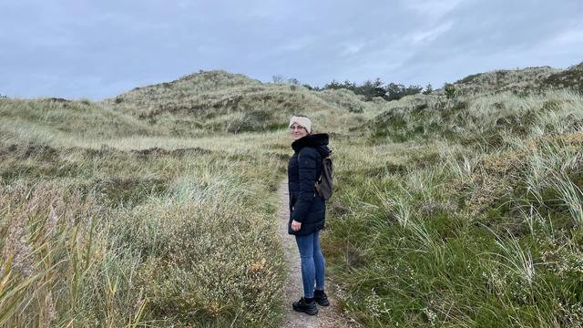 Die Autorin in einer Dünenlandschaft.