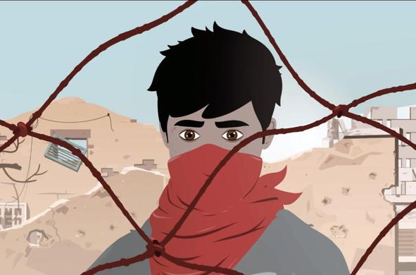 Ein junger Mann mit dunklen Haaren und braunen Augen, der ein rotes Tuch vor Mund und Nase trägt. Er steht hinter einem rostigen Stacheldrahtzaun. Im Hintergrund sind beschädigte Gebäude und ein blauer Himmel zu sehen. (Bild: Grandfilm, 2023)