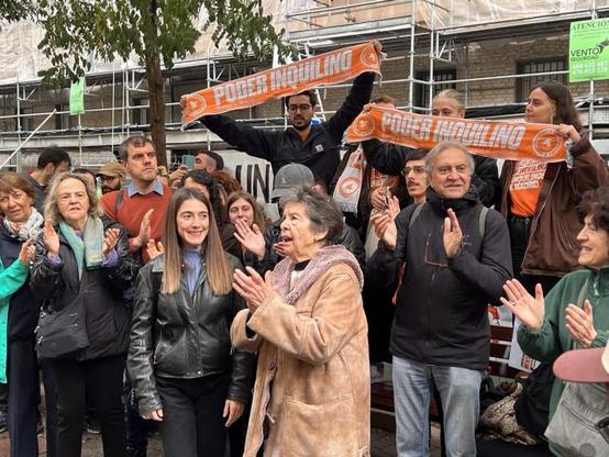 Maricarmen celebra este miércoles la suspensión temporal de su desahucio. (HÉCTOR JUANATEY)