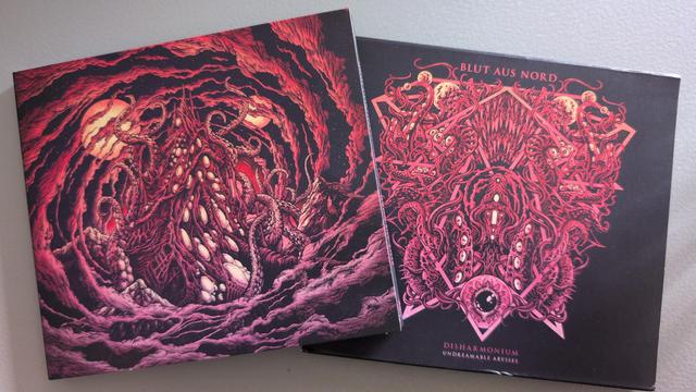 CD mit extra Papphülle
Rote monströse Wesen und okkulte Zeichen auf schwarzem Hintergrund