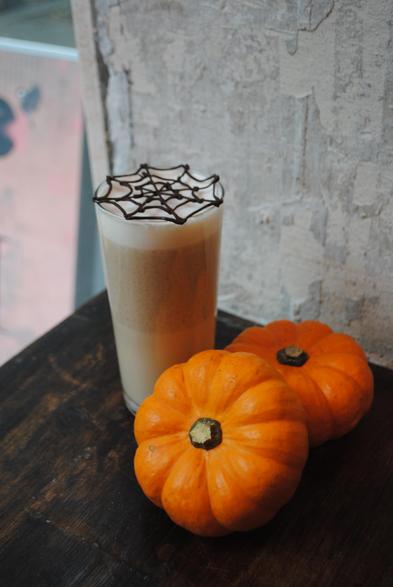 En attendant le retour des pâtisseries Sucré Coeur, vous pouvez savourer nos boissons gourmandes. En photo, le Pumpkin Spice Latte : purée de cakes potimarron / pépites de chocolat maison, café, épices et lait (vache, avoine, amande ou coco).

#sansgluten #glutenfree #muffin #cake #dessert #boisson #café #chocolat #potimarron #épices #lait #paris #paris18