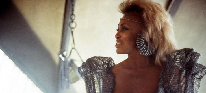 Tina Turner, en una escena de 'Mad Max Beyond Thunderdome', en 1985. (Photo by Warner Brothers/Getty Images) / Archive Photos