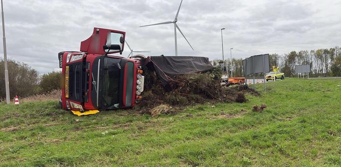 Een gekantelde vrachtwagen op knooppunt Zonzeel (A59).