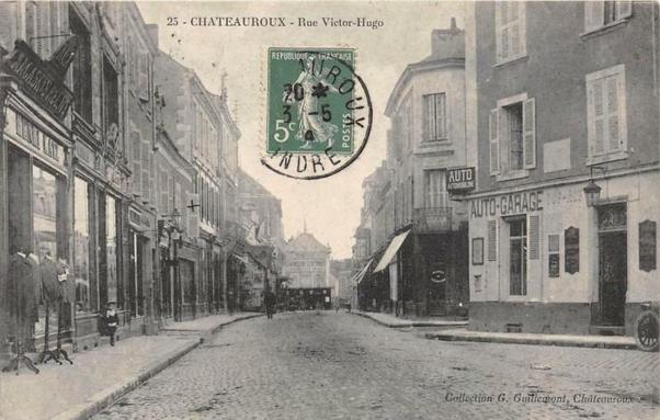Chateauroux Rue Victor Hugo à #Châteauroux (#Indre)  #CartePostaleAncienne 👉 https://cartorum.fr/carte-postale/68278/chateauroux-chateauroux-rue-victor-hugo
