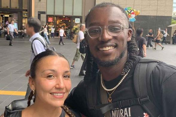 ロンドンから来た（左から）スペイン人のアナさんと、イギリス人のクワイメさん【写真：Hint-Pot編集部】