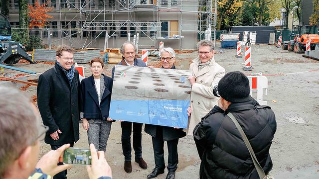 Feierten gemeinsam den erreichten Meilenstein (auf unserem Beild von links nach rechts): Axel Meyer (Direktor des Amtsgerichts Gütersloh), Heike Blohm-Schröder (Leiterin des Geschäftsbereichs Baumanagement des BLB NRW), Bürgermeister Matthias Trepper, Wolfgang Feldmann (techn. Leiter der Niederlassung Bielefeld) und Klaus Petermann (Präsident des Landgerichts Bielefeld).