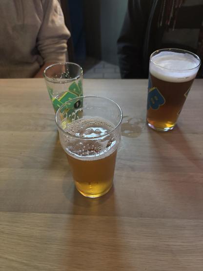 3 verres de bière sur une table