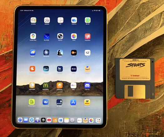 Ein 13“ iPad Pro neben einer 3,5 Zoll Diskette