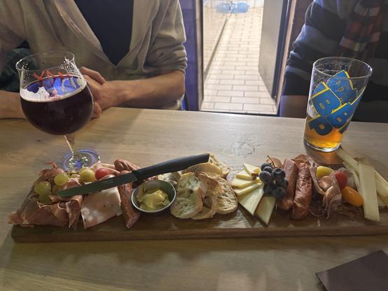Une mega planche de charcut fromage à partager pour l’apéro