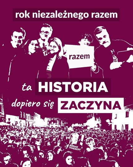 Grafika duotone w fiolecie i bieli przedstawiająca grupę ludzi uśmiechających się i trzymających tabliczkę z napisem „razem”. Poniżej tłum ludzi na ulicy. Na grafice znajdują się teksty: „rok niezależnego razem”, „ta historia dopiero się zaczyna”.