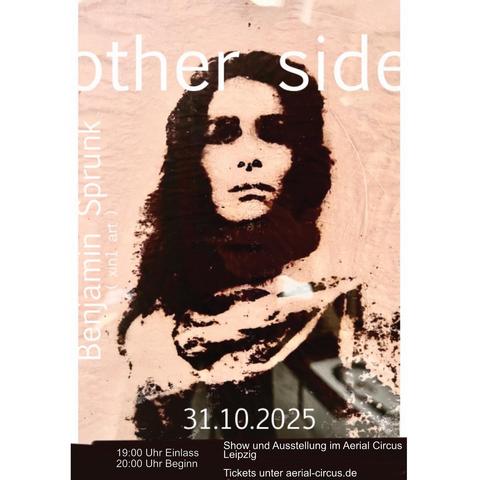 Flyer für Ausstellung "other side"
Motiv: schwarzes Schablonen-Graffito auf hellem Grund, Gesicht und Oberkörper einer Frau, finsterer Blick mit großen Schatten um die Augen frontal nach vorne gerichtet
Text:
other side
Benjamin Sprunk (xin1 art)
31.10.2025
19 Uhr Einlass
20 Uhr Beginn
Show und Ausstellung im Aerial Circus Leipzig
Tickets unter aerial-circus.de