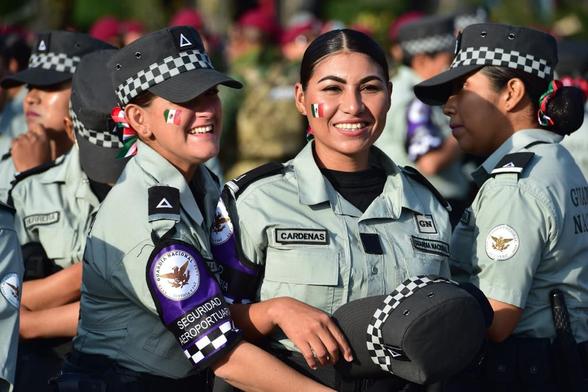 Guardias nacionales en desfile militar