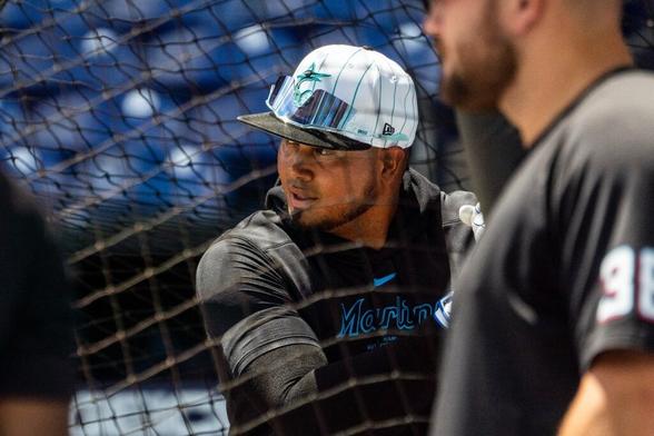 Should the Marlins entertain a reunion with Luis Arraez? - Marlins