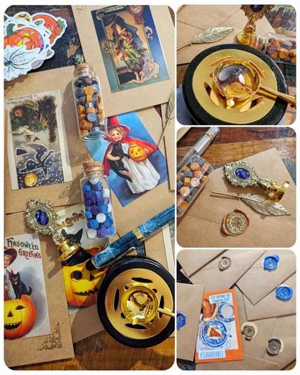 Bildcollage: Links ein größeres Bild über die komplette Höhe. Hier sind Postkarten in braunem Craft Paper zu sehen, in der Mitte sind jeweils historische Halloween-Kartenmotive eingeklebt. Am Rand ist mit goldfarbe jeweils etwas Florales gestempelt. Glasfläschchen mit Stücken von Siegelwachs, ein stark verziertes Siegel, ein Füller und ein Stövchen mit Tiegel zum Schmelezen sind ebenfalls auf den Karten ausgebracht. Die anderen drei Bilder rechts zeigen den Schmelvorgang im Tiegel, einen fertigen, mit Siegel verschlossenen Umschlag und ganz viele versiegelte Umschläge und eine orange Postkarte mit Kürbiskuchen.