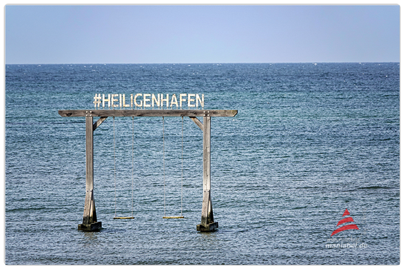 Schaukel in der Ostsee mit dem Schriftzug #Heiligenhafen