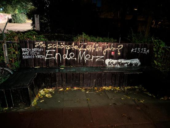 Sitzbank, auf die aufgesprüht wurde:
»Die schönste Zeit im Jahr?
Ende Merz«