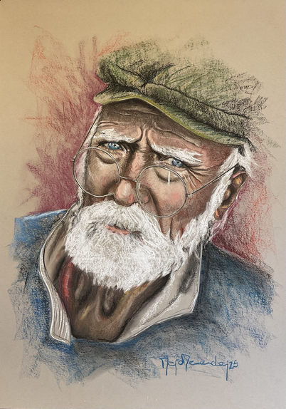 Retrato al pastel de un hombre mayor con barba y cejas blancas, mirada azul intensa y expresión pensativa. Lleva gafas redondas, una gorra verde y camisa azul. Fondo con tonos rojizos y azulados. /  Pastel portrait of an elderly man with white beard and eyebrows, deep blue eyes, and a thoughtful expression. He wears round glasses, a green cap, and a blue shirt. The background has reddish and bluish tones.