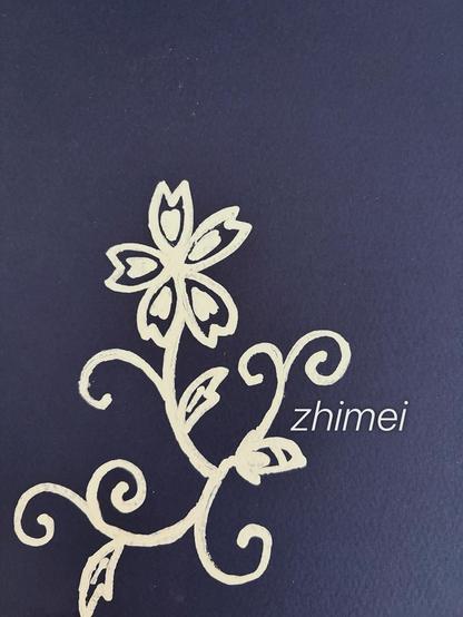 背景紺色に白い線で花唐草模様