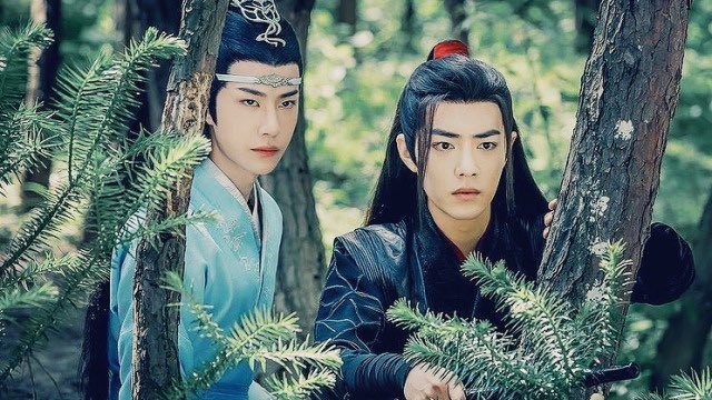 On Phoenix Mountain, Lan Wangji she Wei Wuxian hide beside some trees while investigating a commotion.
