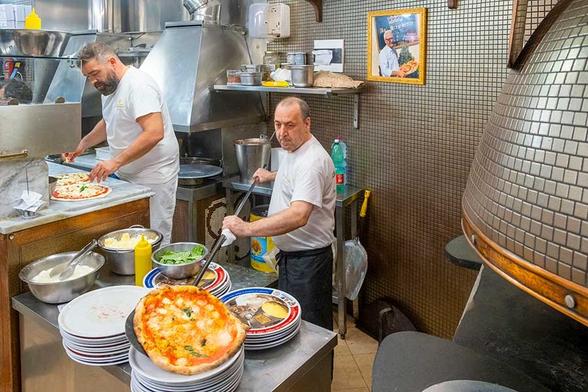 イタリア・ナポリにあるピッツェリアの厨房【写真：Aflo】