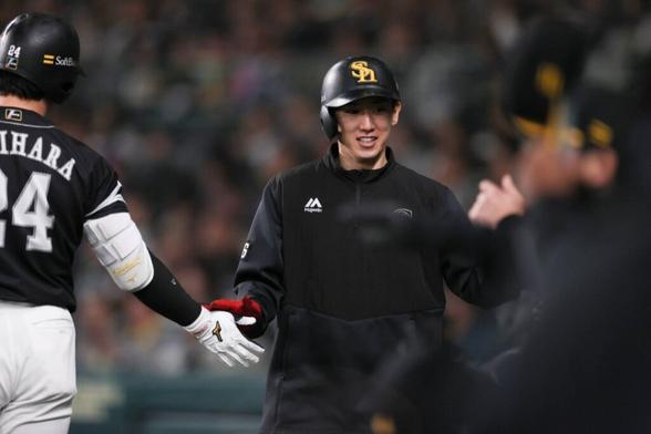 SoftBank pitcher's Japan Series hit may be one of the last ever