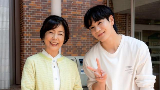 JO1・豆原一成、“国民の孫”スマイル炸裂！市毛良枝との仲良しオフショット公開　『富士山と、コーヒーと、しあわせの数式』メイキング映像