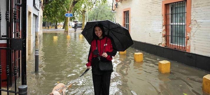 Una joven pasea a su perro tras las fuertes lluvias en Sevilla / Europa Press News
