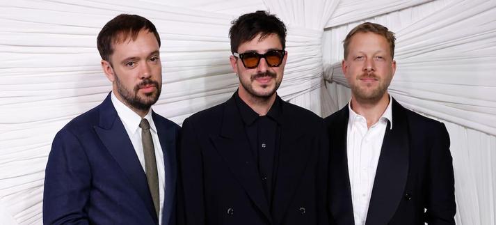 Ben Lovett, Marcus Mumford y Ted Dwane (Mumford and Sons) en una alfombra roja en 2024 / Taylor Hill