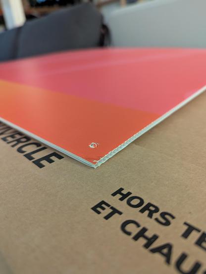 Plaque de plastique dont on voit la tranche alvéolée